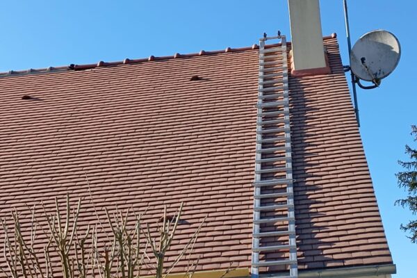 Échelle de toit sur une toiture avec FA Rénov Habitat