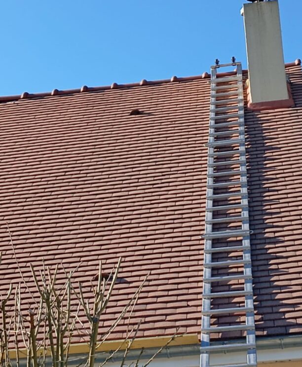 Échelle de toit sur une toiture avec FA Rénov Habitat
