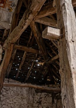 combles bruts maison ancienne