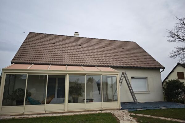 Toiture arrière maison Cezy après traitement hydrofuge et démoussage