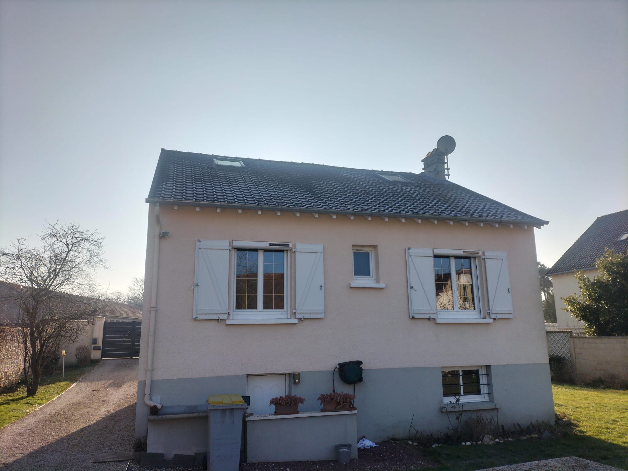 Démoussage toiture et protection hydrofuge avant